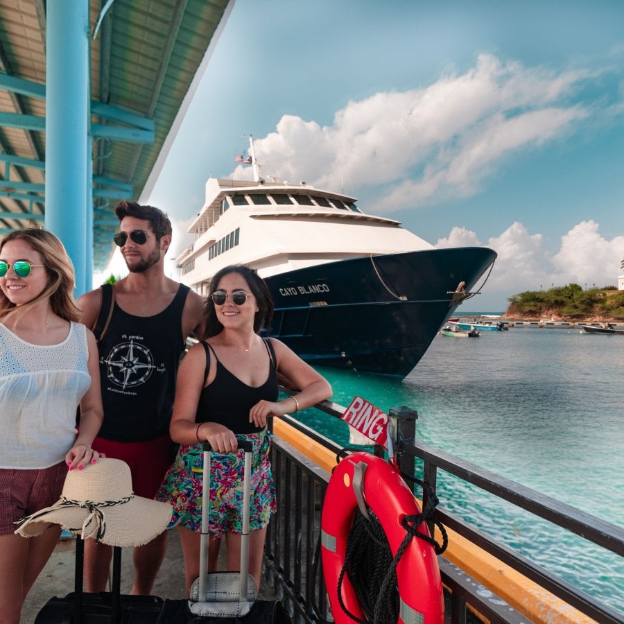 Grupo de personas bajándose del ferry.