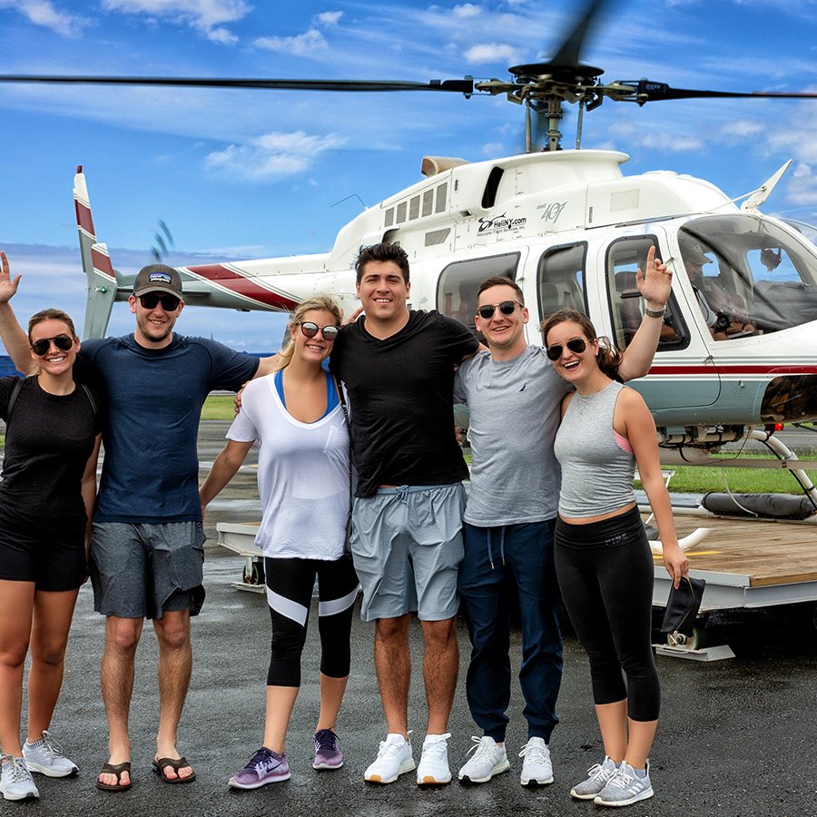 Seis jóvenes adultos justo antes de subir a bordo de un helicóptero para recorrer el Viejo San Juan.