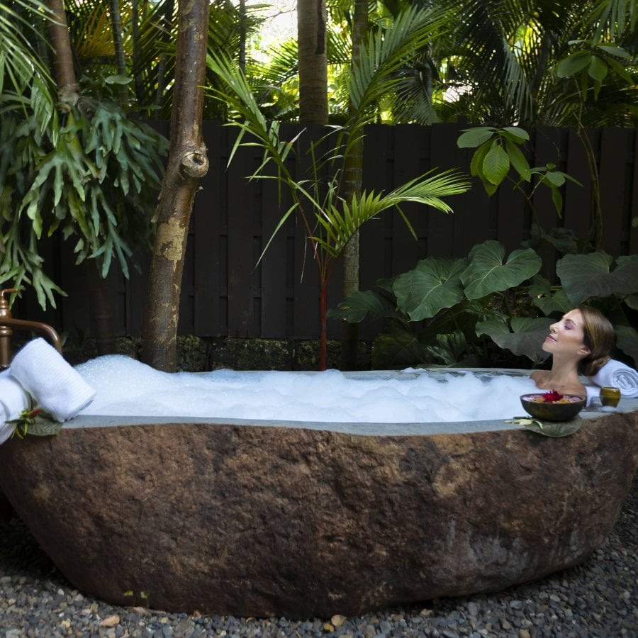 Mujer en bañera de spa.