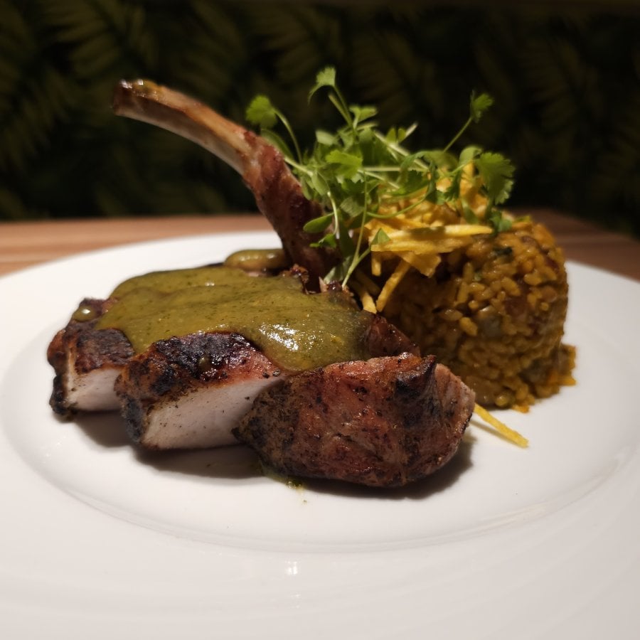 Plato de chuletas de cordero y de arroz en Areyto Modern Cuisine.