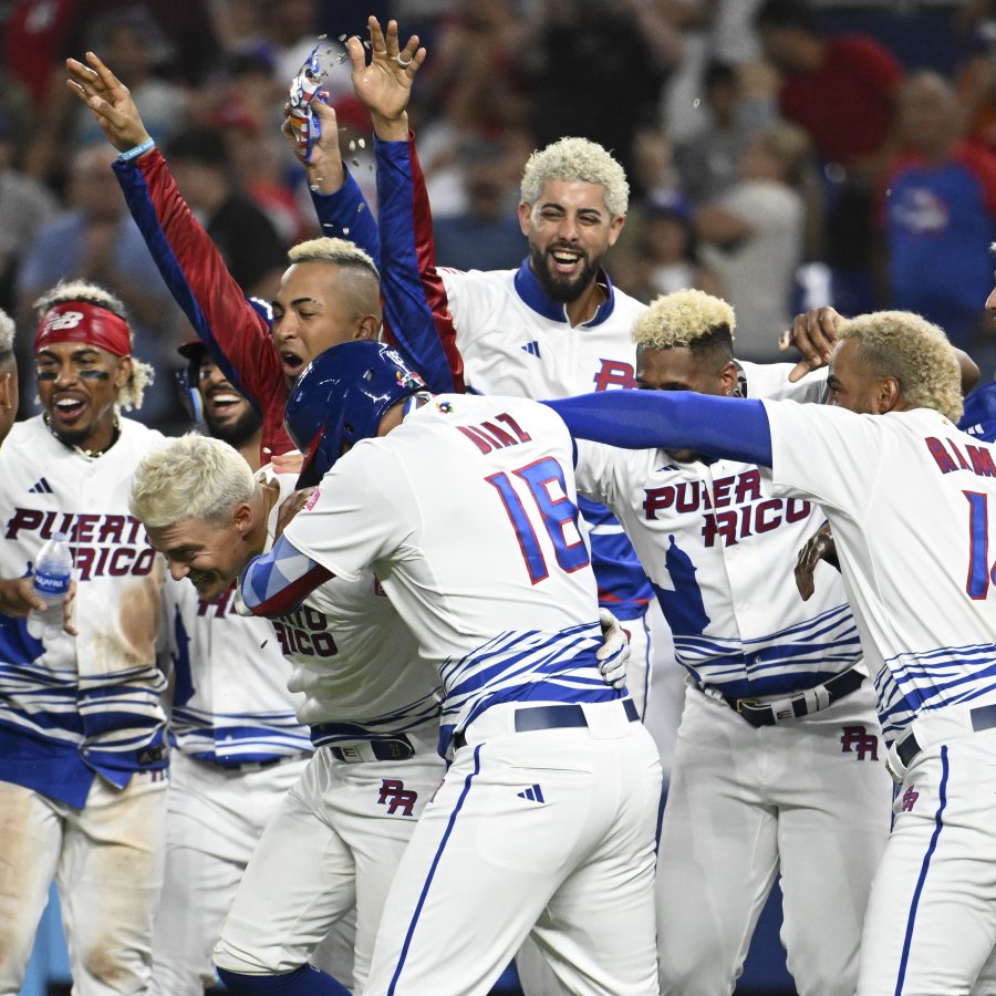 Grupo de jugadores de béisbol con cabello rubio teñido celebrando.