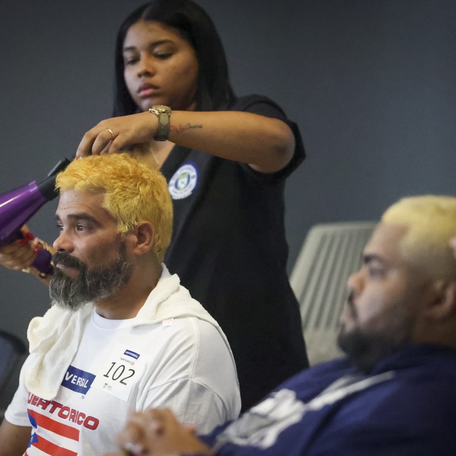 Puertorriqueños tiñéndose el cabello rubio.