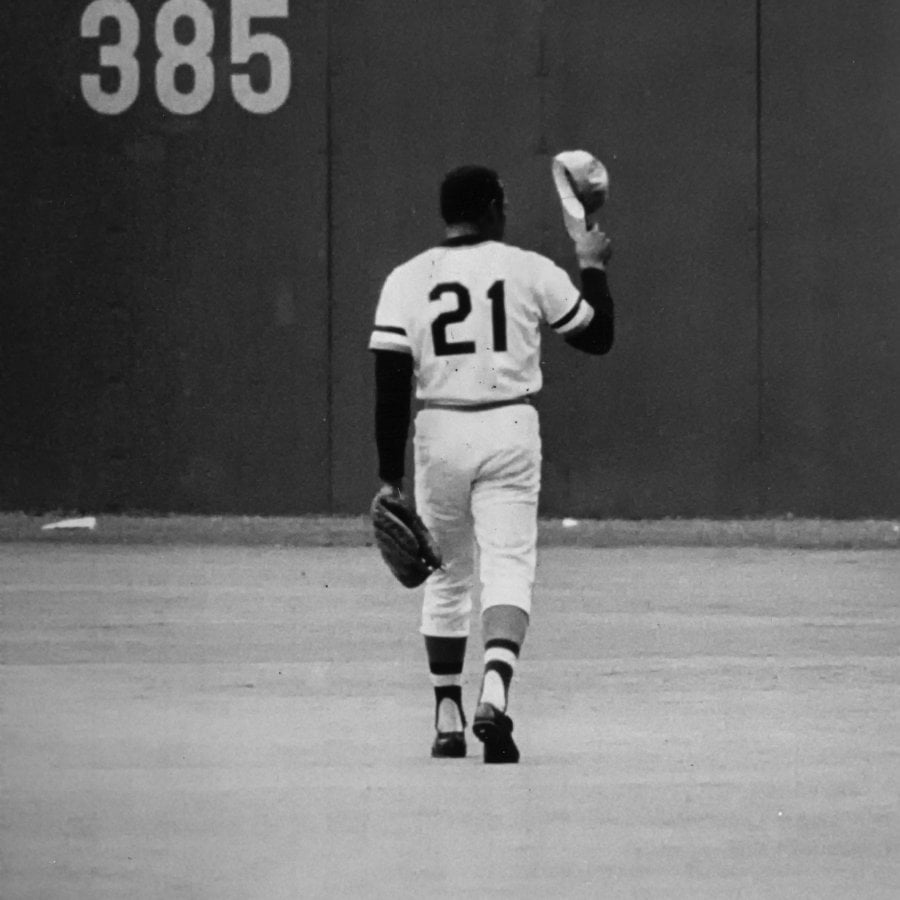 Roberto Clemente en el campo de béisbol con el sombrero quitado.