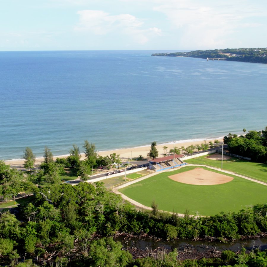  Vista aérea del campo de béisbol y la playa.
