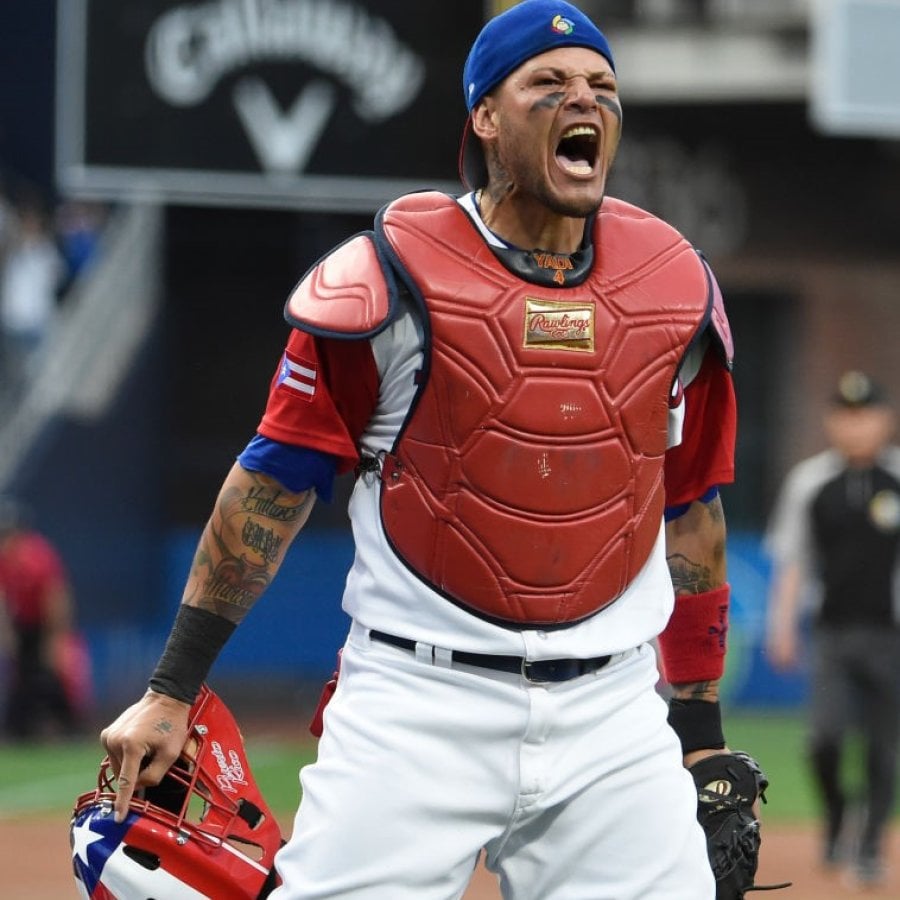 Yadier Molina en el campo.