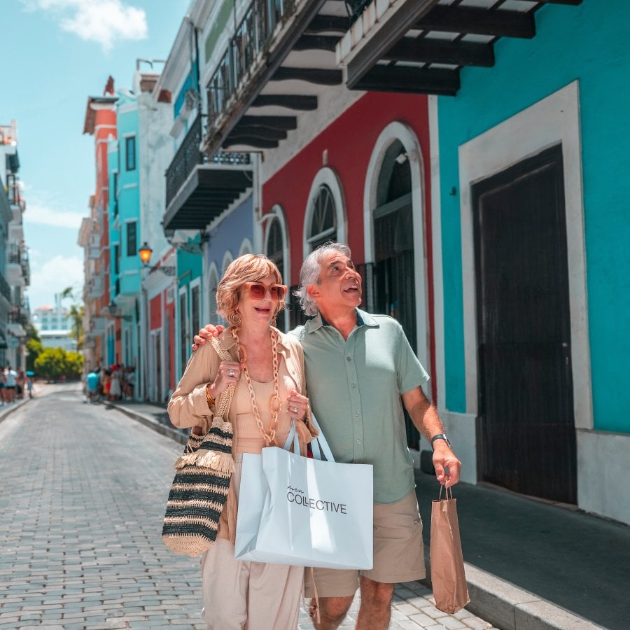 Pareja de compras en el Viejo San Juan.