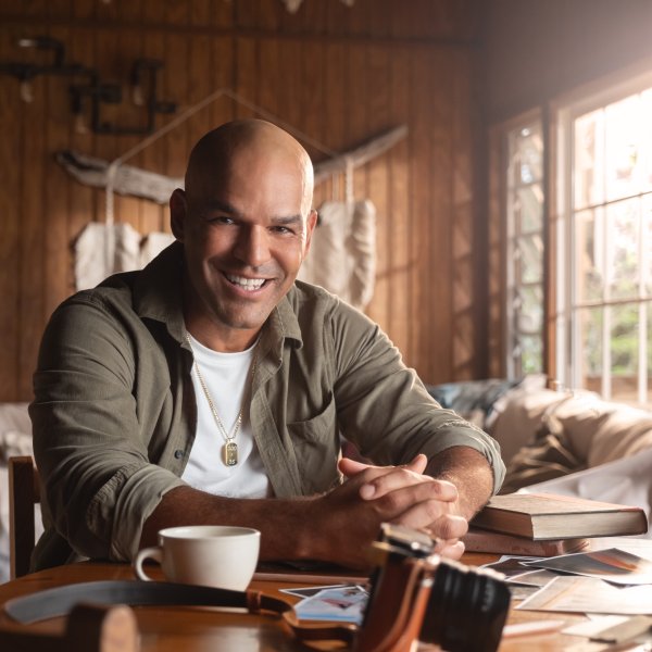 Portrait of Boricua actor Amaury Nolasco.