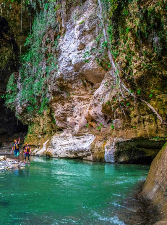 Dos personas explorando el Cañón de Tanamá en Utuado.