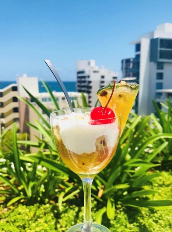 Se sirve un postre inspirado en la piña colada en el AC Rooftop.