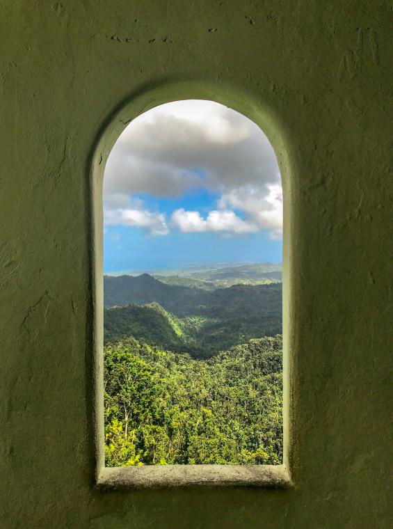 Puedes ver la costa desde lo alto de la Torre Yokahu.